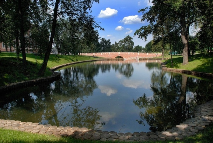 Пруд в парке Царицыно